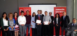 Fotografía en la que aparecen los premiados en los premios a PFC accesibles de las fundaciones Universia y Vodafone con sus respectivos directores de proyecto y el jurado del premio.